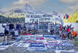 Manifestantes en Lago Escondido.