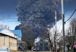 Columna de humo provocada por los químicos del tren.