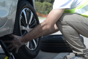 Cambiar rueda de un auto