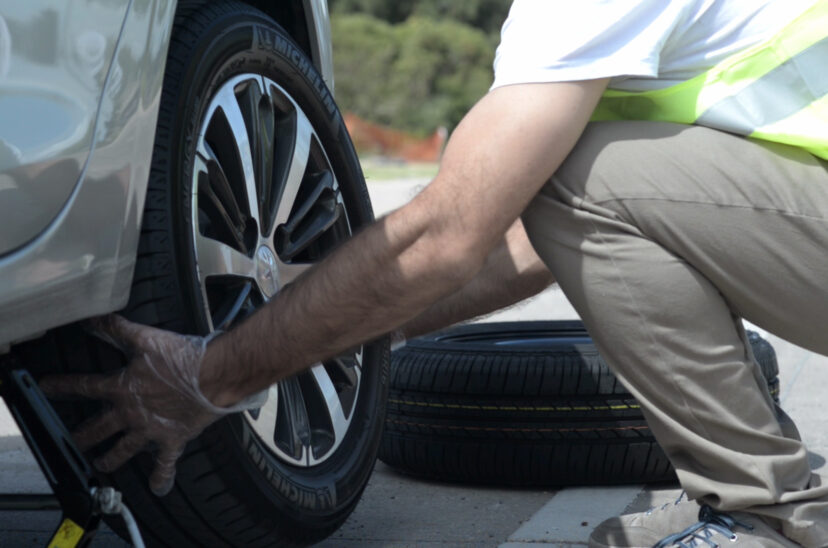 Cambiar rueda de un auto