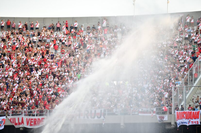 river racing botellas de agua