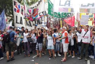 Docentes de Suteba multicolor.