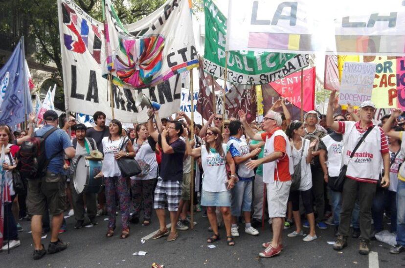 Docentes de Suteba multicolor.