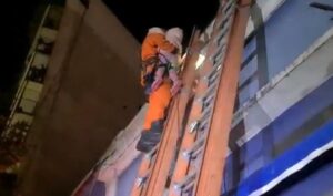 Rescate de una nena tras el derrumbe en Floresta
