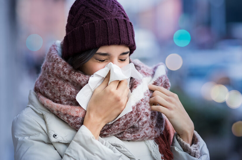 Mujer con gripe o resfrío