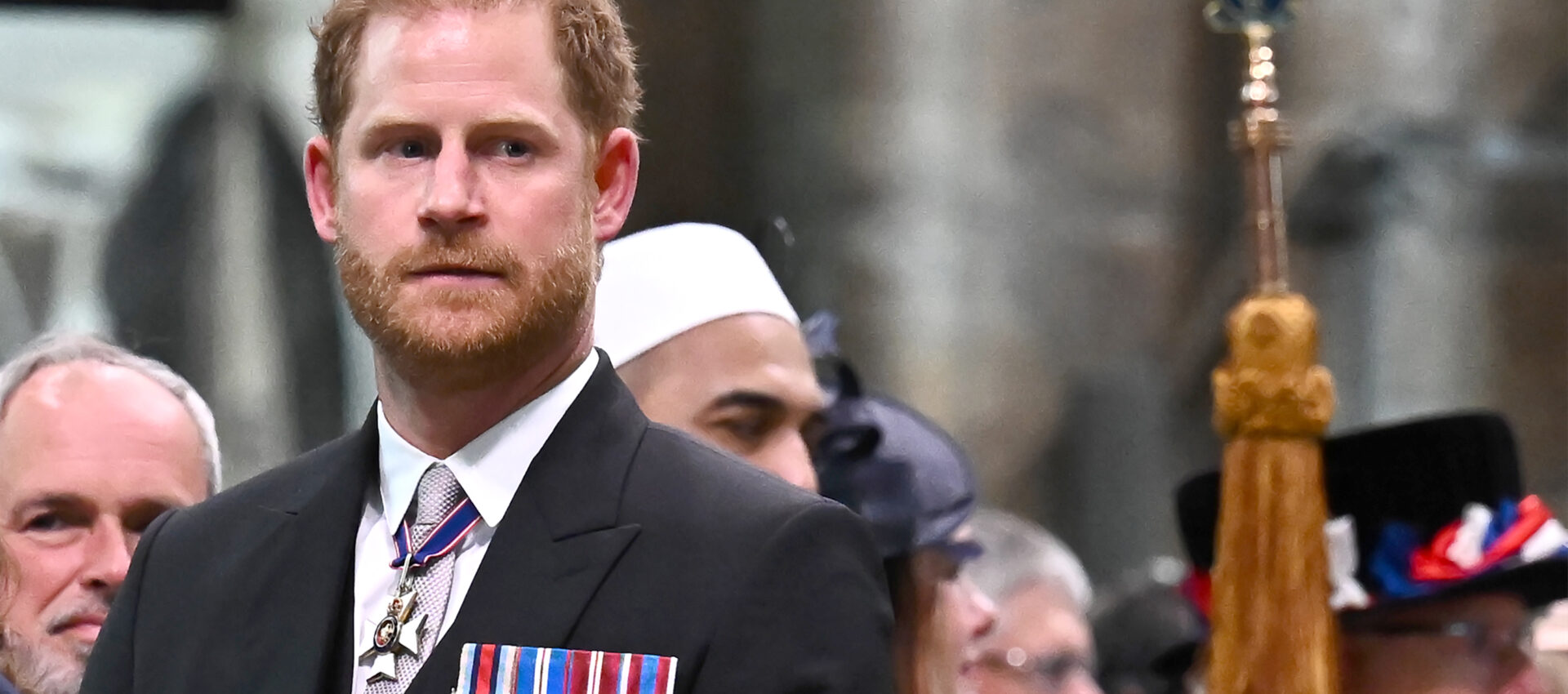 príncipe harry en la coronación del rey carlos III
