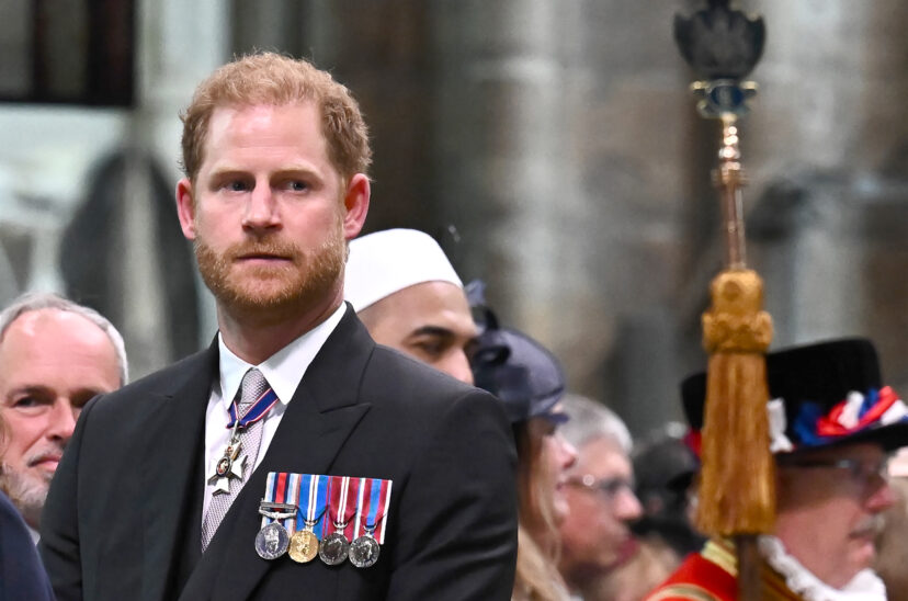 príncipe harry en la coronación del rey carlos III
