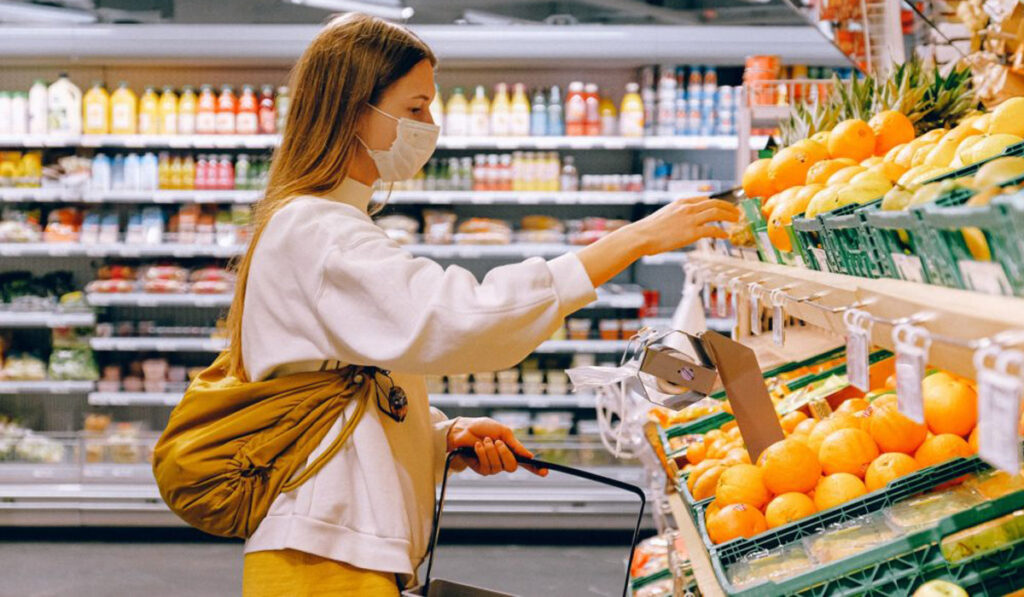 góndola alimentos frutas verduras supermercado