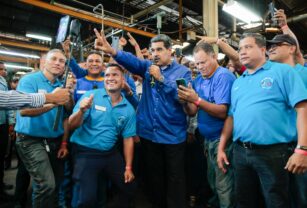Nicolás Maduro en la fábrica de caucho.