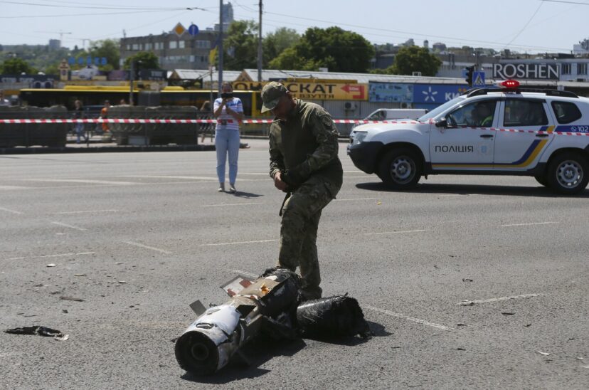 Soldado de Ucrania junto al misil proveniente de Rusia