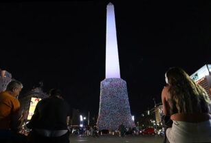 Obelisco con bolsas