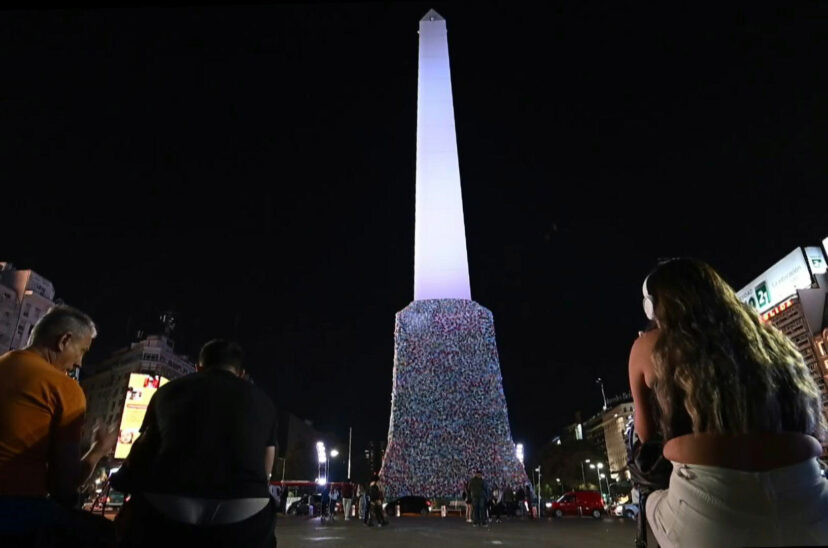 Obelisco con bolsas