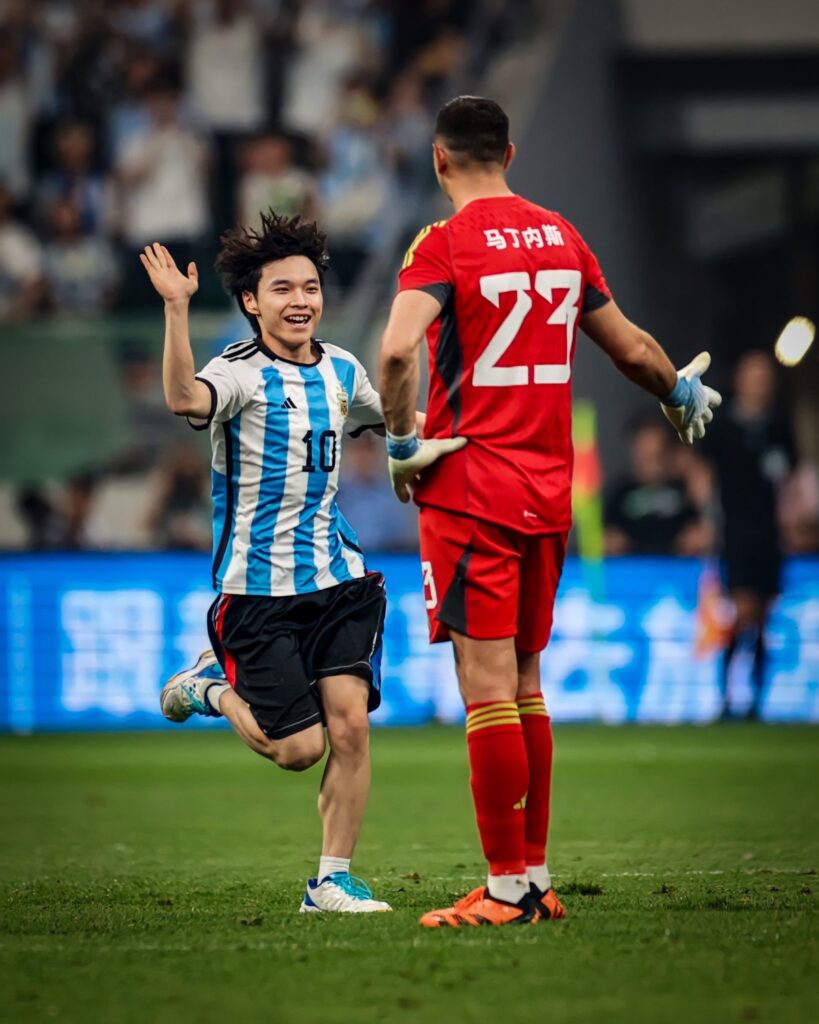 hincha chino messi y dibu martinez