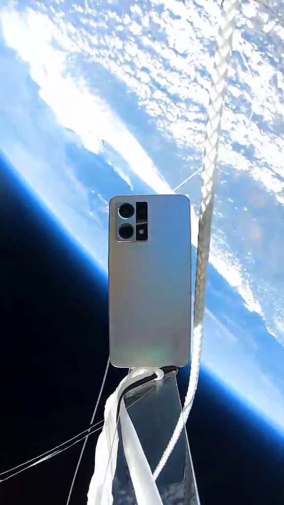 Celular cayendo desde la estratósfera