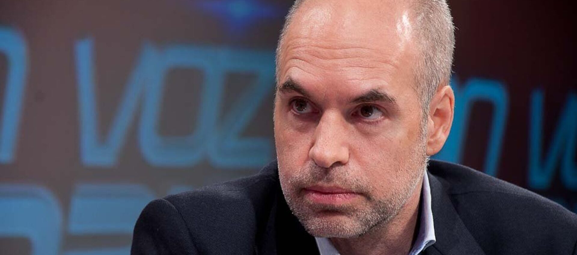 Larreta mira serio