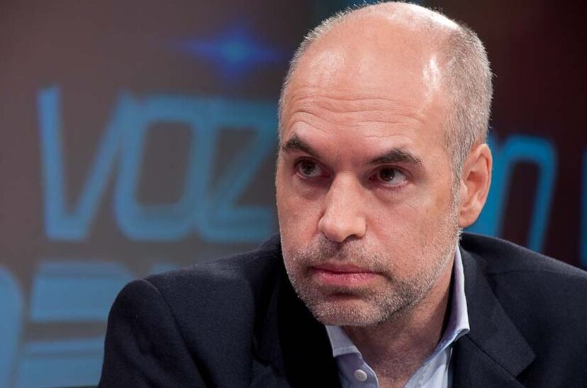 Larreta mira serio