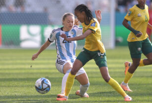 Estefanía Banini ante Sudáfrica