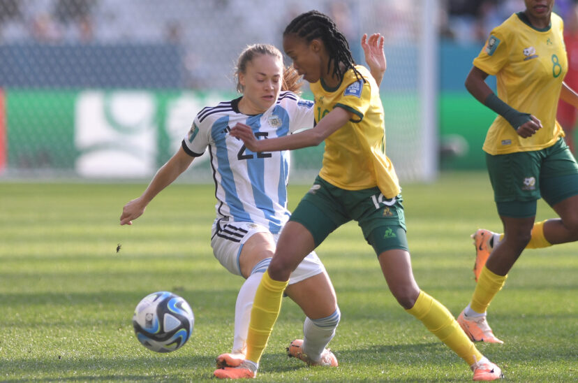 Estefanía Banini ante Sudáfrica