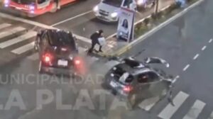 Choque La Plata ilesa mujer autos