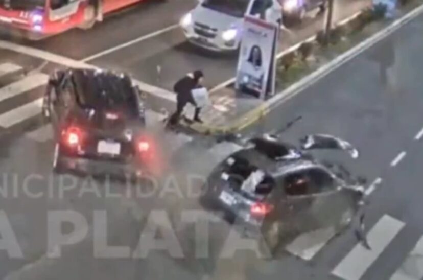 Choque La Plata ilesa mujer autos