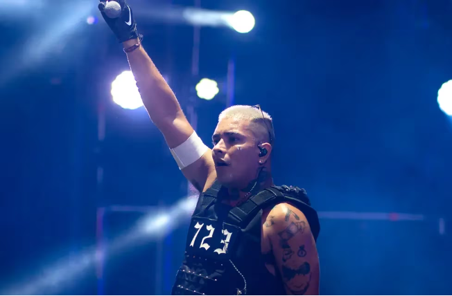 Callejero Fino durante su presentación en el Lollapalooza Argentina 2023.