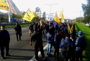 Choferes de la línea 60 cortando Panamericana en mayo.