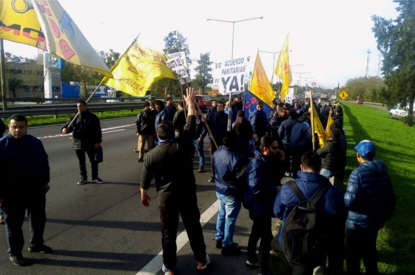 Choferes de la línea 60 cortando Panamericana en mayo.