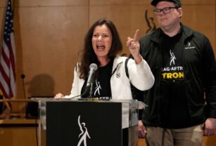 Fran Drescher en conferencia por el paro en Hollywood.