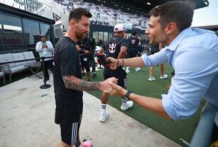 Edul regalándole una camiseta a Messi.