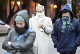 Gente abrigada por el frío. Ola polar