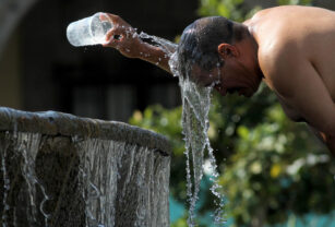 Persona refrescándose por las altas temperaturas.