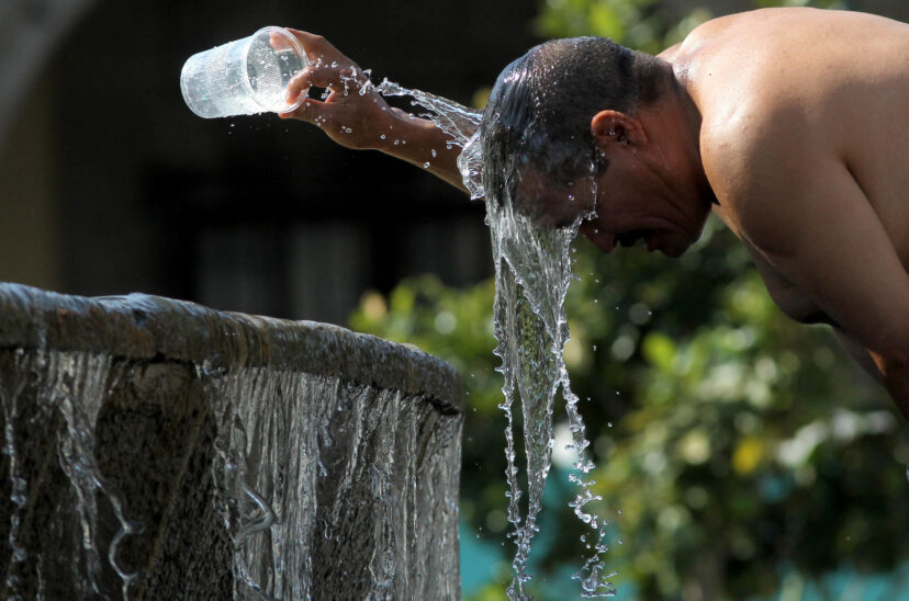 Persona refrescándose por las altas temperaturas.