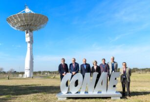 El director de la NASA con funcionarios argentinos.