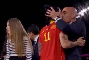 Rubiales besando a Jenni Hermoso