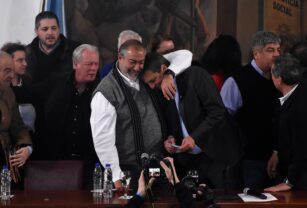 Massa abrazando a Héctor Daer, dirigente de la CGT.