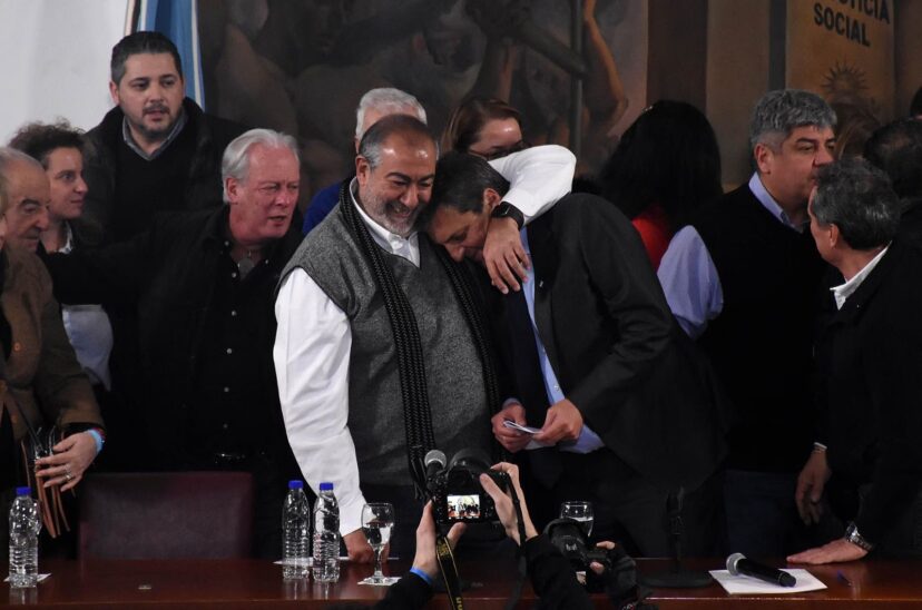 Massa abrazando a Héctor Daer, dirigente de la CGT.