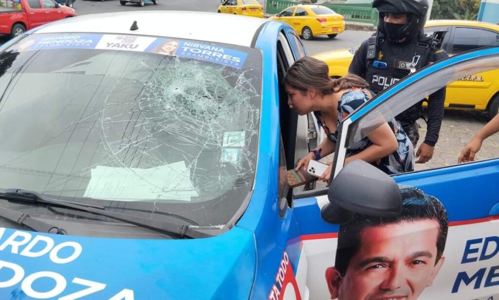 Auto de Estefany Puente, candidata atacada en Ecuador.
