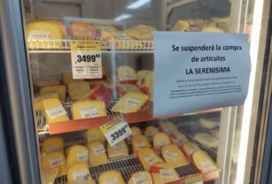 Cartel anunciando la suspensión de la venta de productos La Serenísima