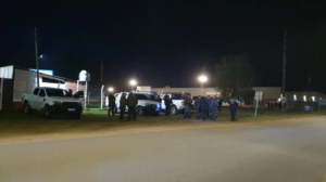 Operativo de la policía para proteger de los saqueos al supermercado de Luján