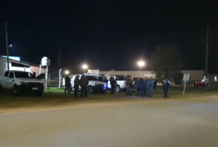 Operativo de la policía para proteger de los saqueos al supermercado de Luján