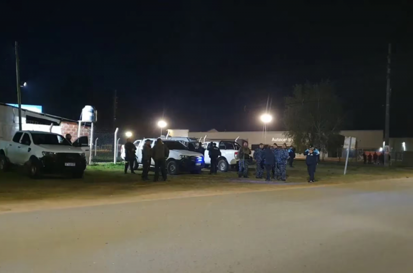 Operativo de la policía para proteger de los saqueos al supermercado de Luján