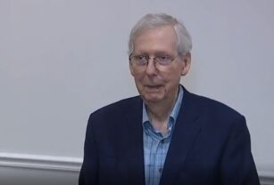 Mitch McConnell en el momento en que se tildó
