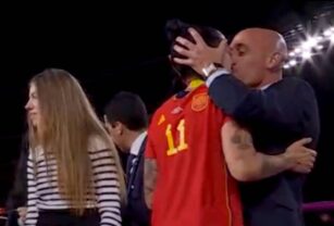 El momento en que Rubiales besa por la fuerza a Jennifer Hermoso.