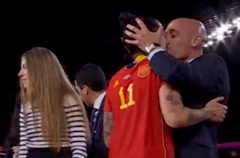El momento en que Rubiales besa por la fuerza a Jennifer Hermoso.