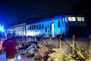 Escena posterior a la muerte de los trabajadores del tren en Italia.