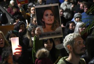 Persona sosteniendo foto de Silvina Luna en la manifestación frente a la casa de Aníbal Lotocki.