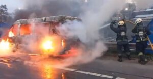 Combi incendiándose en General Paz.
