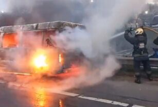 Combi incendiándose en General Paz.