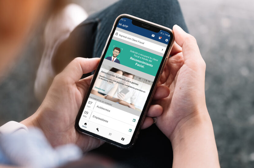 Celular con imagen del portal de AFIP para acceder a la clave fiscal.