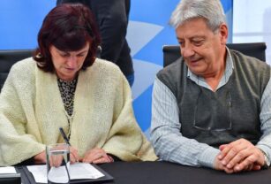 Kelly Olmos firmando acuerdo alcanzado en paritarias.